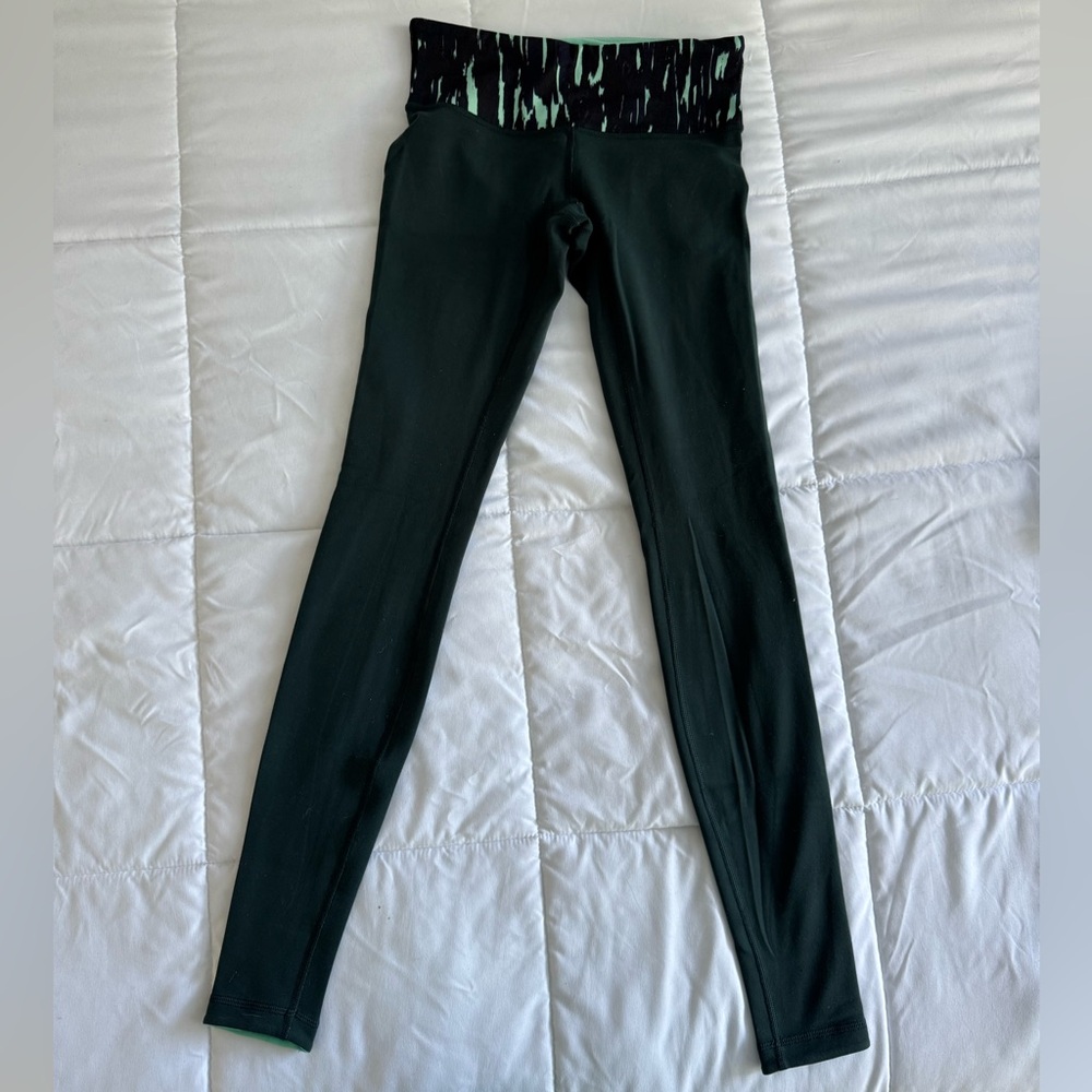 Lulu lemon Black and Green low rise Leggings